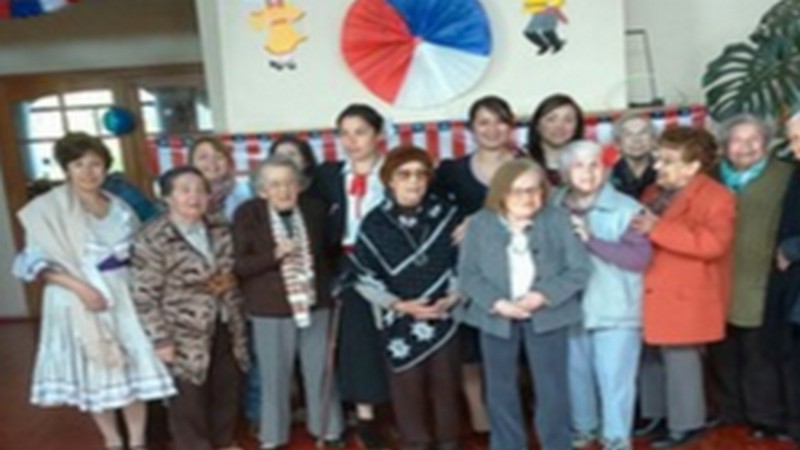 Adultos mayores celebraron fiestas patrias con alumnas de Técnico en Enfermería
