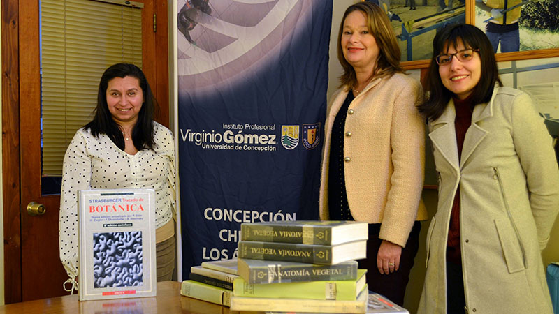 Virginio Gómez donó libros a Liceo Técnico Profesional de la Madera