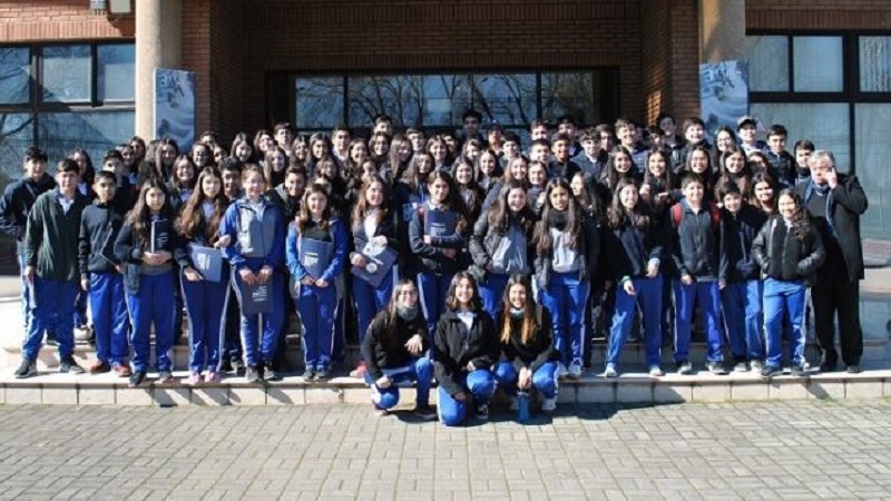 Centenar de escolares de colegio de Parral visitaron sede Chillán