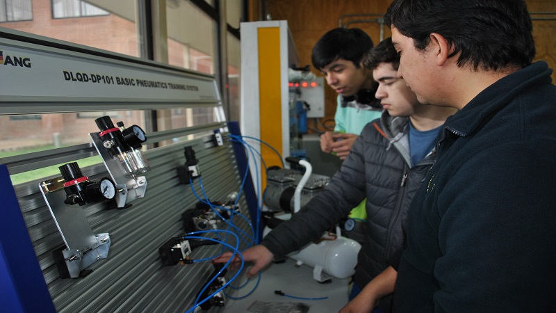 Escolares desarrollan Taller de Hidráulica y Neumáticos en la sede Chillán