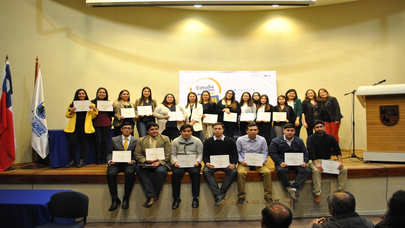 Premiaron a Alumnos destacados académicamente en Los Ángeles