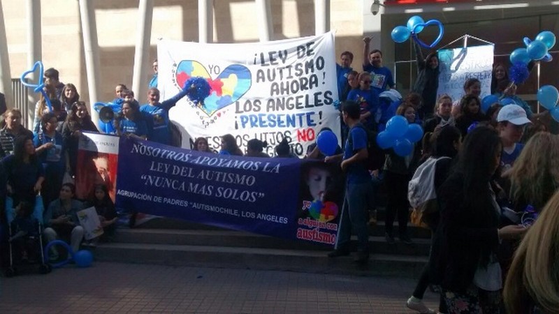 Alumnas de Técnico en Educación Diferencial marchan en apoyo de la Ley de autismo en Los Ángeles