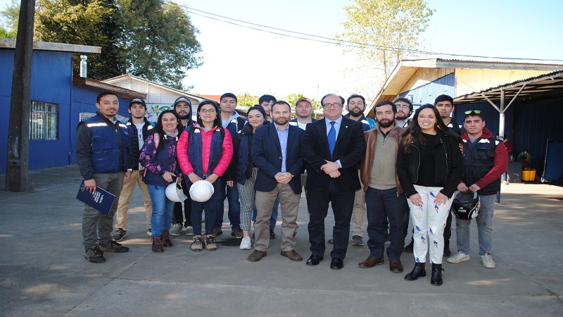 Alumnos de construcción donaron libros y proyecto de mejora a Escuela Grecia de Los Ángeles