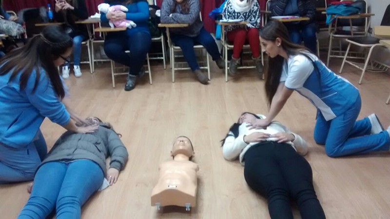 Alumnas de Técnico en Enfermería dictan clase de primeros auxilios en UCSC