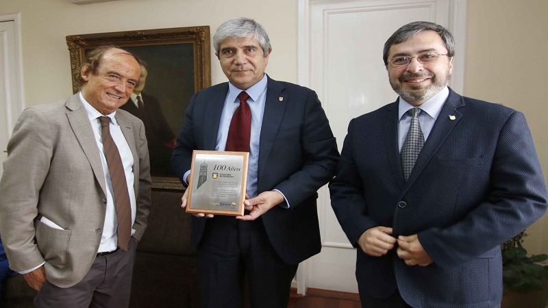 IPVG entregó reconocimiento a Rector Carlos Saavedra por los 100 años de la UdeC