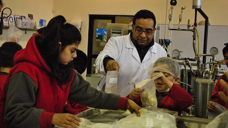 Alumnos con excelencia académica recibieron beca Dr. Virginio Gómez