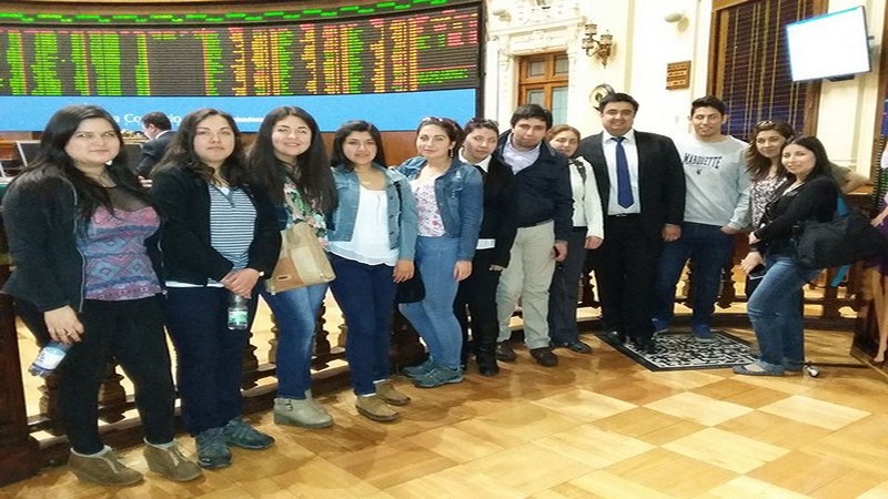 Alumnos de administración visitan Bolsa de Comercio y Museo del Ahorro  en Santiago.
