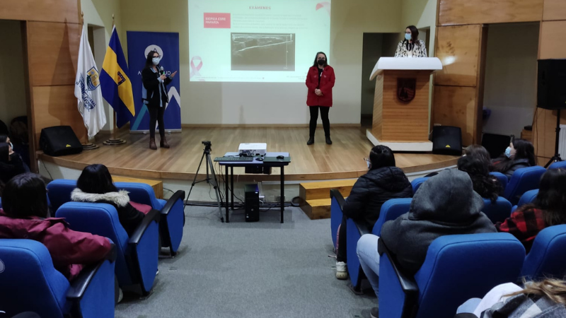Charla "Importancia de la detección precoz del cáncer de mamas" se realizó en IPVG sede Chillán