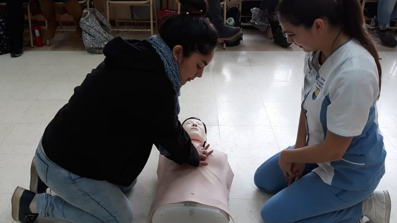 Alumnos de Técnico en Enfermería realizan taller de primeros auxilios a estudiantes de la UCSC