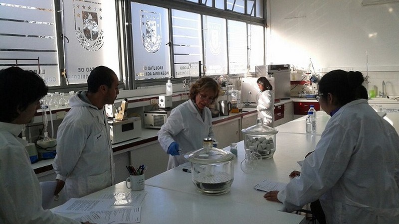 Alumnos de Técnico Industria Alimentaria visitaron laboratorios de la UdeC