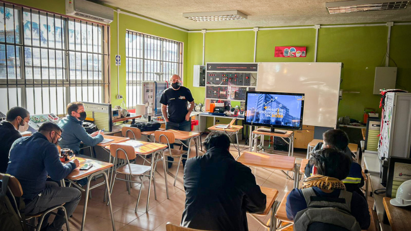 Estudiantes del Instituto Profesional Virginio Gómez transfieren tecnología al Liceo Crisol de Mulchén