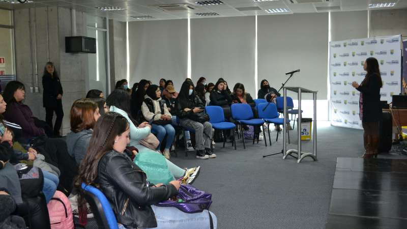 Instituto Profesional Virginio Gómez realizó masiva charla sobre violencia en el pololeo