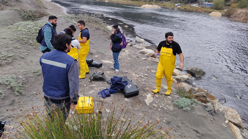 Estudiantes de Técnico en Medioambiente realizan monitoreo en humedal de Lenga