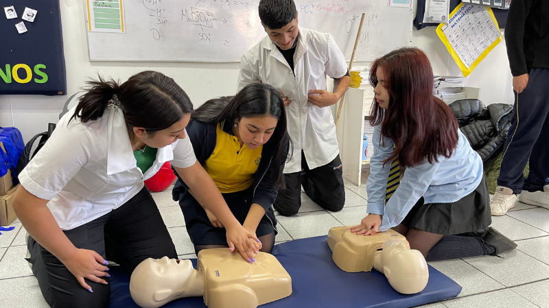 Estudiantes de enseñanza media participaron de taller en RCP y primeros auxilios