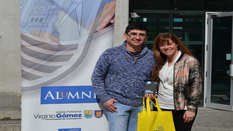 Héctor Bustos titulado de Ingeniería (E) Electrónica ganó Samsung Galaxy S7