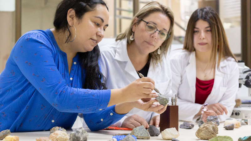 Mujeres en carreras STEM: compromiso permanente desde la equidad