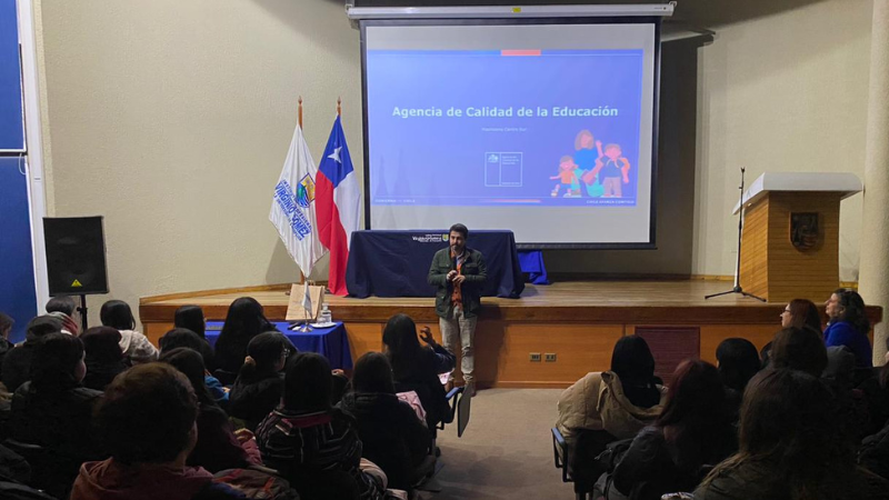 Profesionales de Agencia de Calidad de la Educación dictan charla en IPVG Los Ángeles