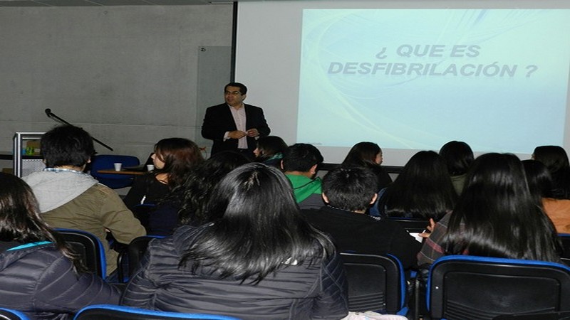 Charla  sobre Monitorización y Desfibrilación para alumnas de Técnico en Enfermería