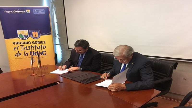 Virginio Gómez firma convenio con el CFT Lota Arauco
