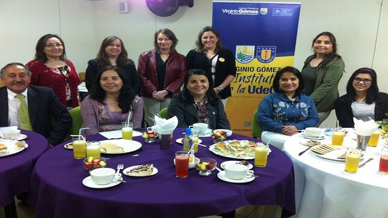 Directores de establecimientos especiales asisten a reunión desayuno en Instituto Virginio Gómez, Los Ángeles