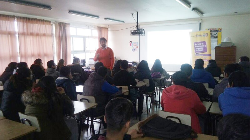 Docente dicta charla sobre Control y Gestión de Calidad en Obras en Liceo de Monte Águila