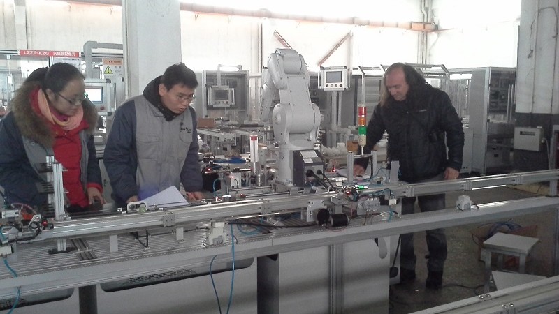 Docentes del Virginio Gómez se capacitaron en China para la utilización de brazos robóticos industriales