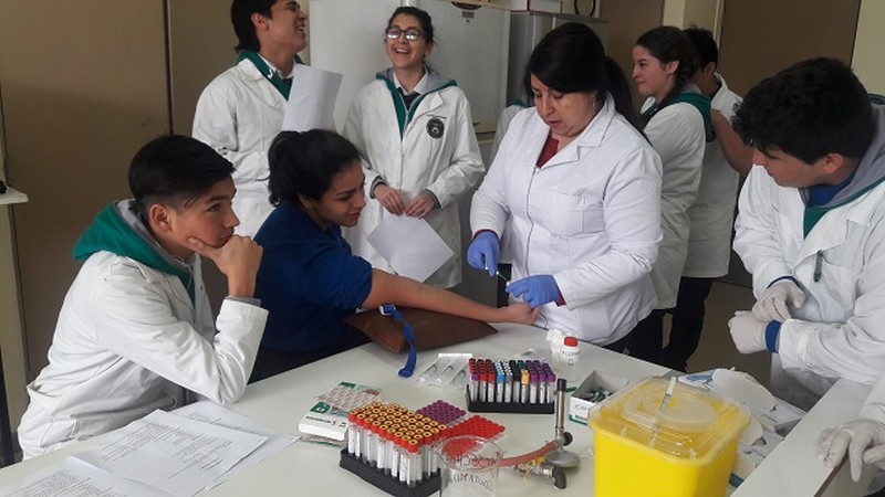 Estudiantes de Liceo Polivalente de San Nicolás participan de taller de toma de muestras de sangre