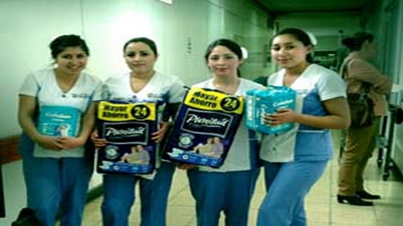 Estudiantes de Técnico en Enfermería regalaron pañales a adultos internados en el Hospital Guillermo Grant Benavente en Concepción