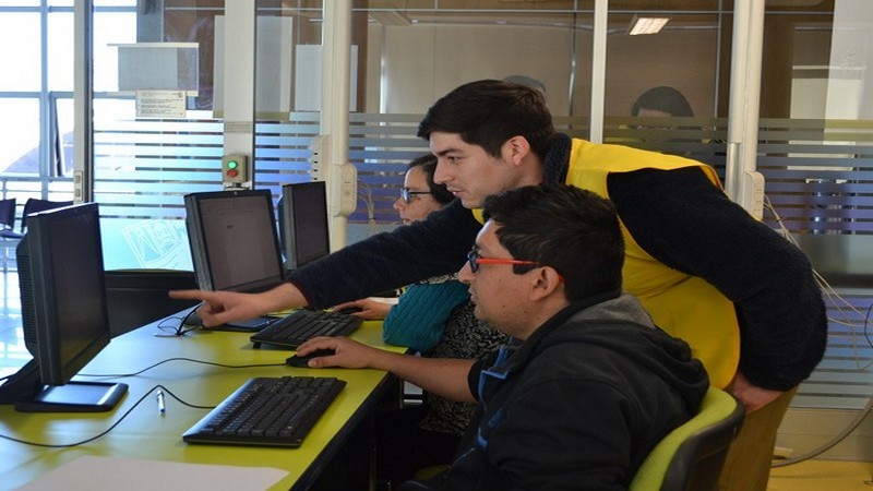 Estudiantes dictan segundo taller de computación para personas con capacidades diferentes