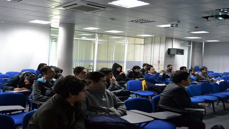 Estudiantes participan en proyecto para capacitar a 1024 programadores en la región