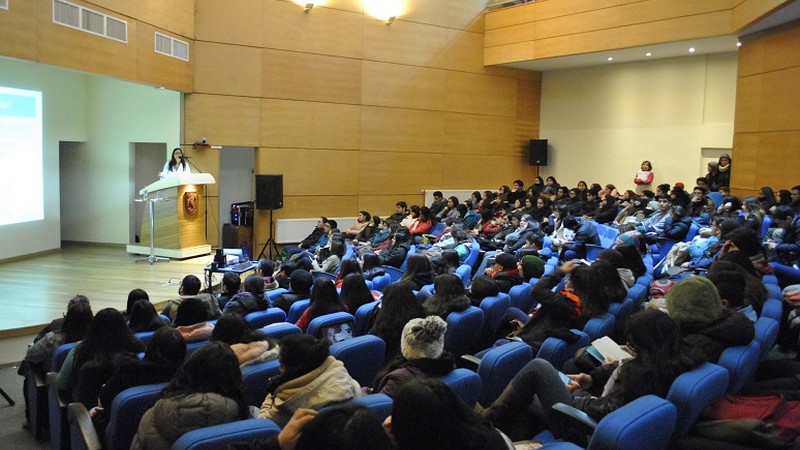 200 jóvenes participaron en charla educativa para prevenir el VIH