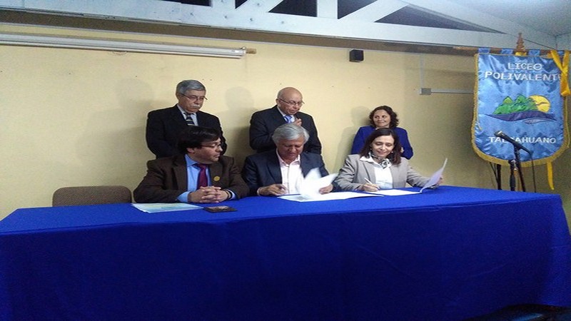 Firma de convenio Liceo Polivalente Las Salinas de Talcahuano