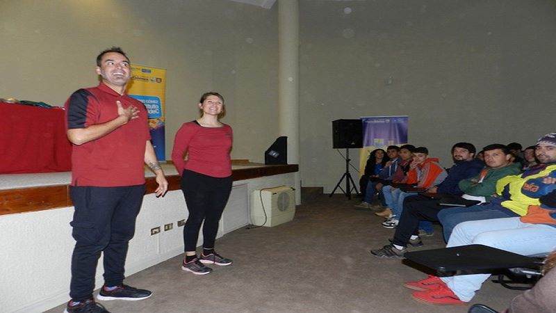 290 estudiantes asisten a funciones de teatro del SERNAC