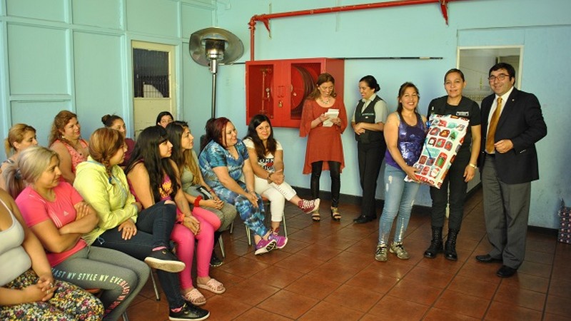 Hijos de internas del Centro Penitenciario Femenino recibieron regalos de Virginio Gómez sede Chillán