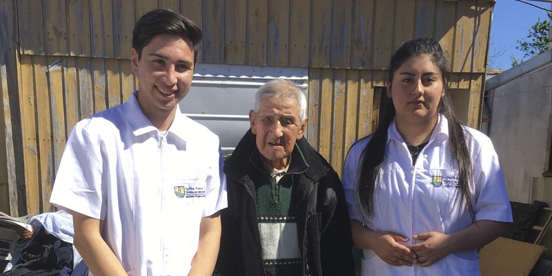 Jóvenes dictan taller para adultos mayores sobre uso de medicamentos