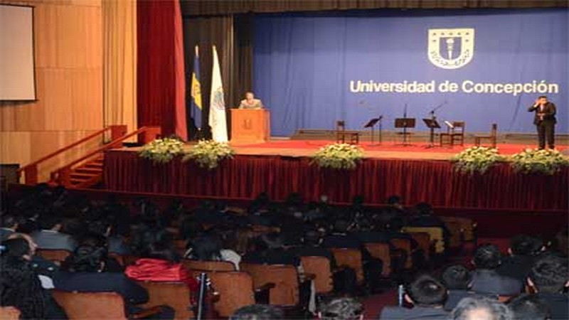 Más de 650 alumnos recibieron sus títulos profesionales en dos solemnes ceremonias