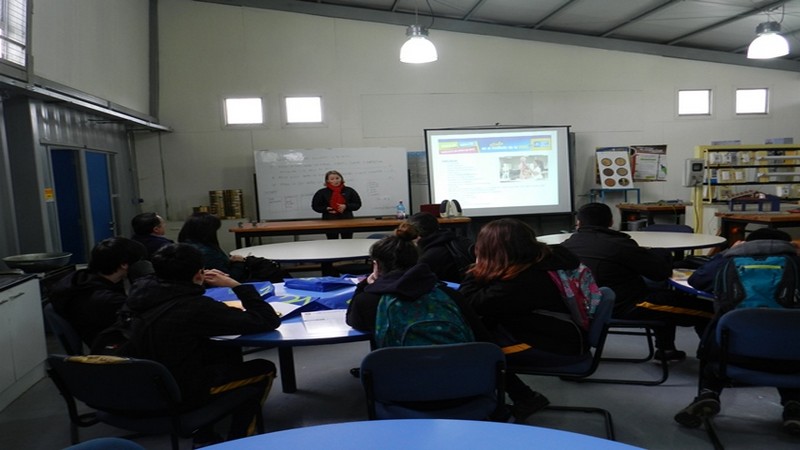 Alumnos de liceos de la zona visitan el Instituto en Chillán