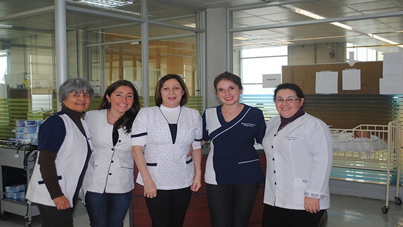 Técnico en Enfermería evalúa a alumnos con técnica  OSCE