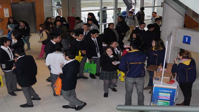 Alumnos de liceos de la zona visitan el Instituto en Concepción