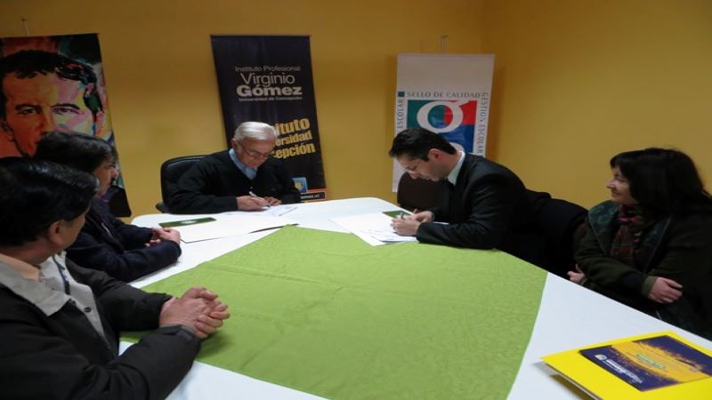 Virginio Gómez  firmó convenio con Escuela Agrícola Salesianos de Linares