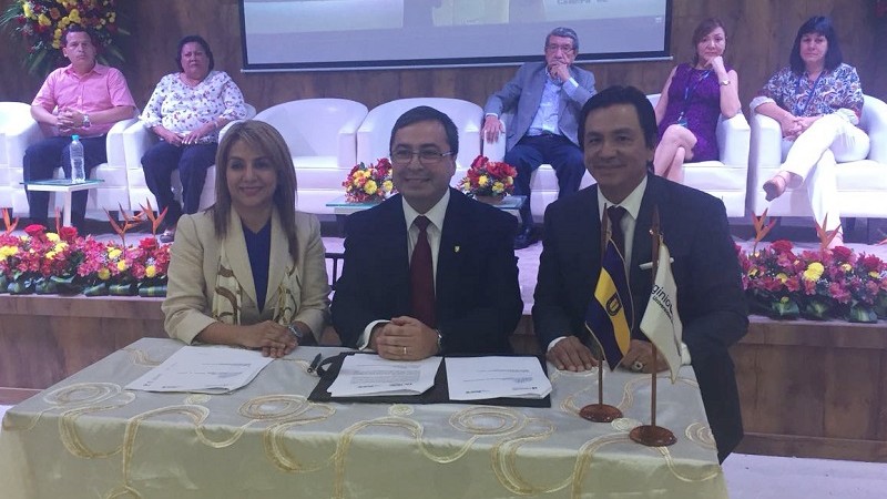 Virginio Gómez firma convenios de movilidad con institutos de Ecuador