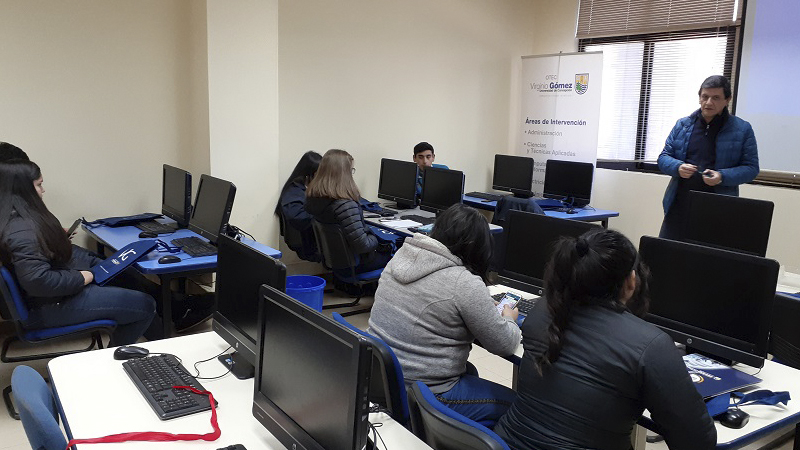 Liceanos chillanejos asistieron a curso en programación web