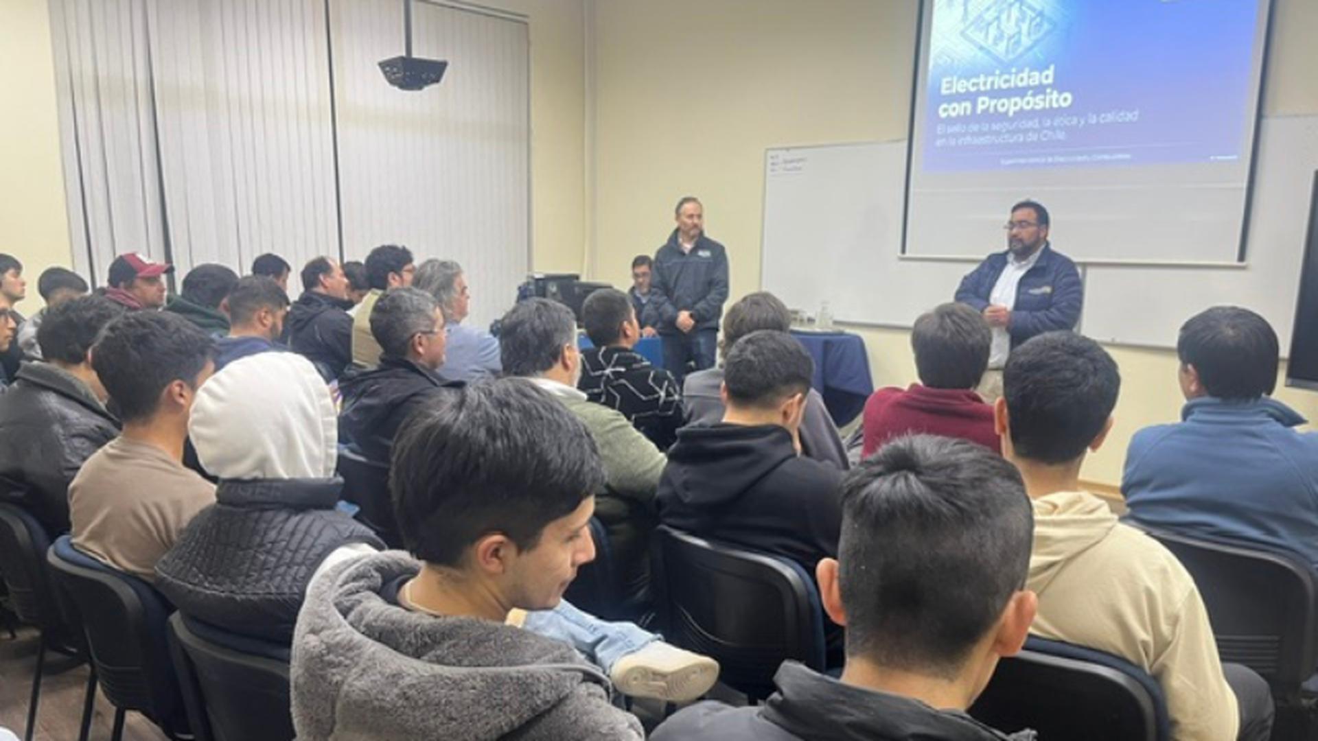 Estudiantes de la carrera de Electricidad participaron en charla del Director Regional de la SEC Ñuble