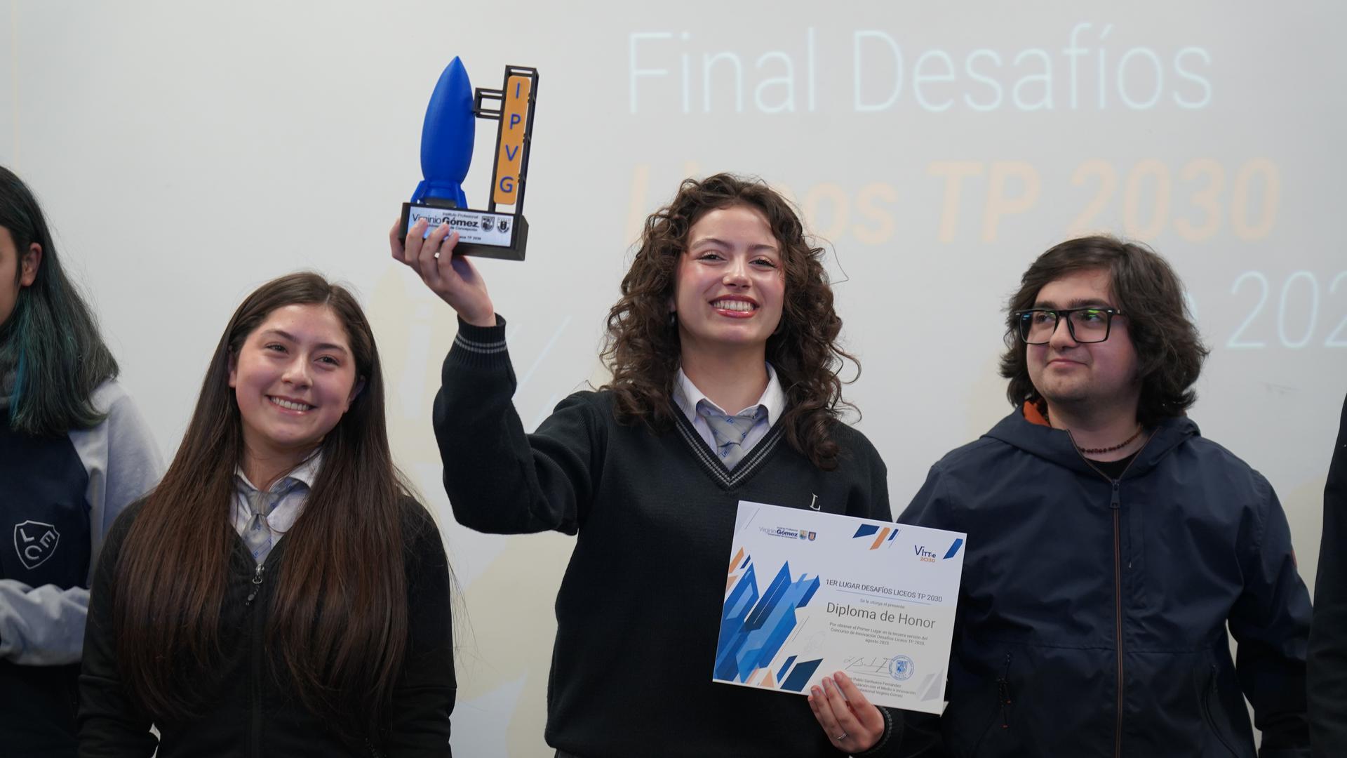 Estudiantes de liceos técnico-profesionales presentaron sus proyectos en el Demo Day final del concurso Desafíos Liceos TP 2025 