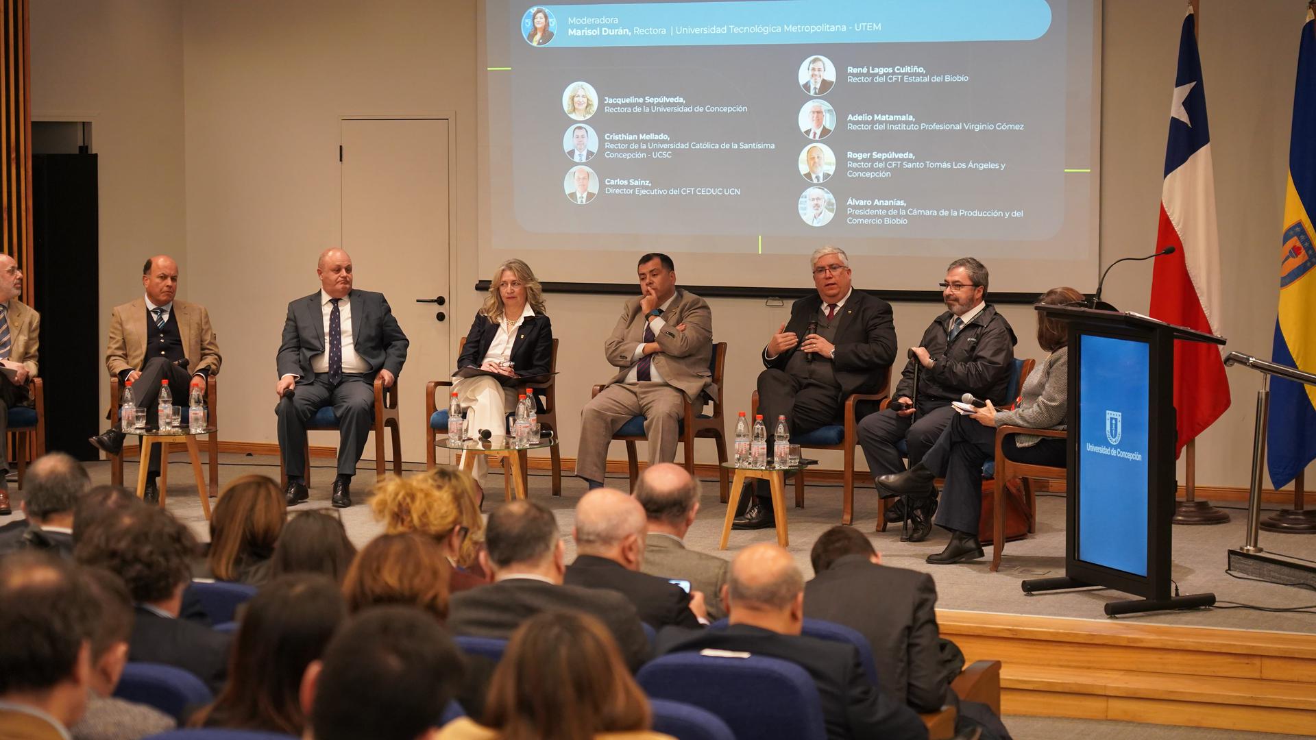 Rector del IP Virginio Gómez participa como panelista en seminario sobre el rol de la educación superior en el desarrollo regional