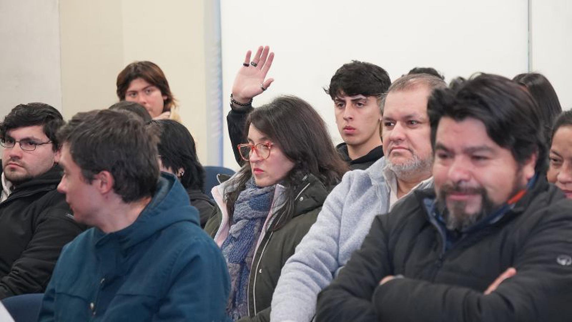 Autoridades del IP Virginio Gómez recogen necesidades estudiantiles en reunión con representantes
