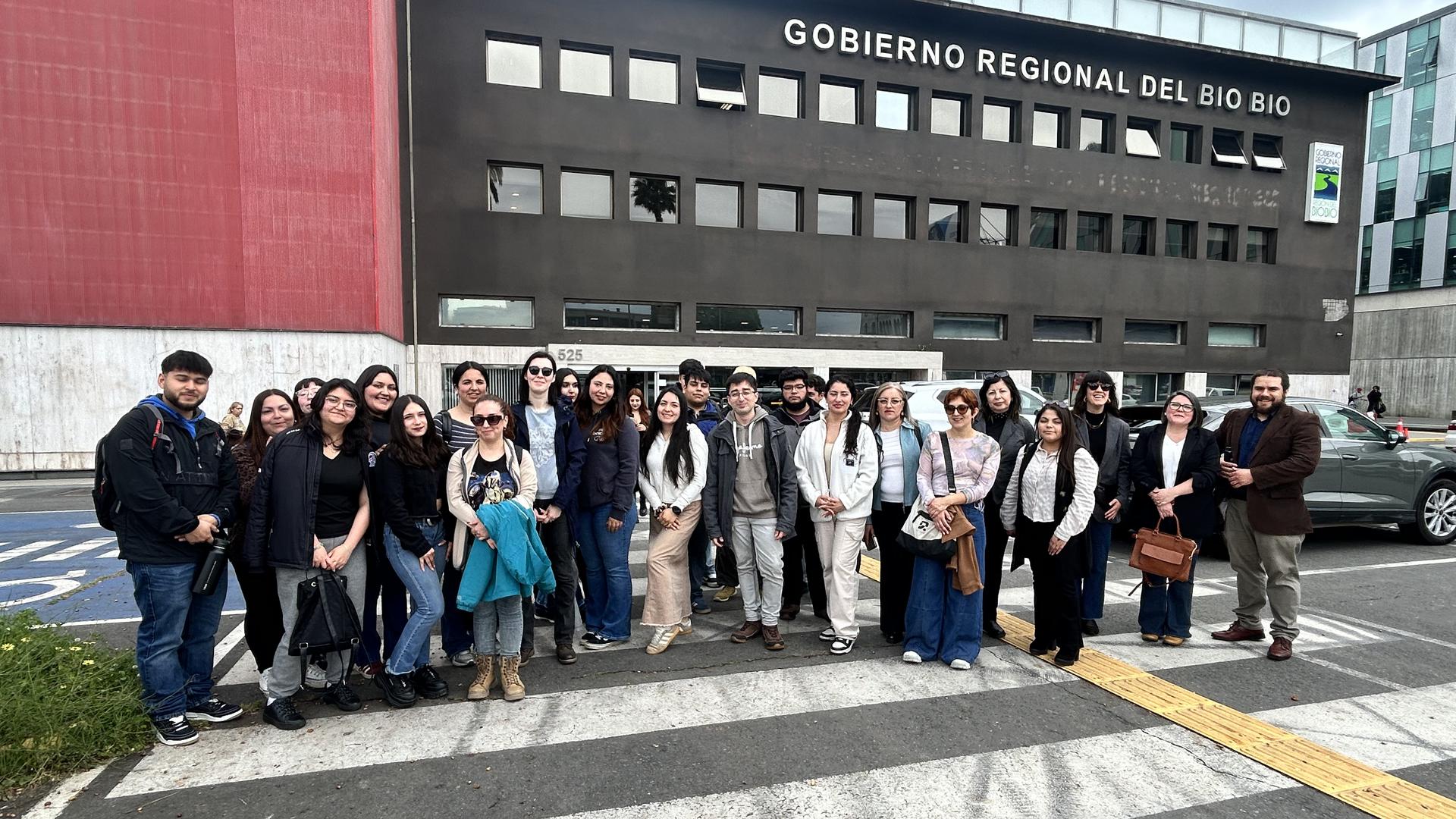 Estudiantes del Instituto Profesional Virginio Gómez analizan la gestión pública en terreno durante visita al Gobierno Regional